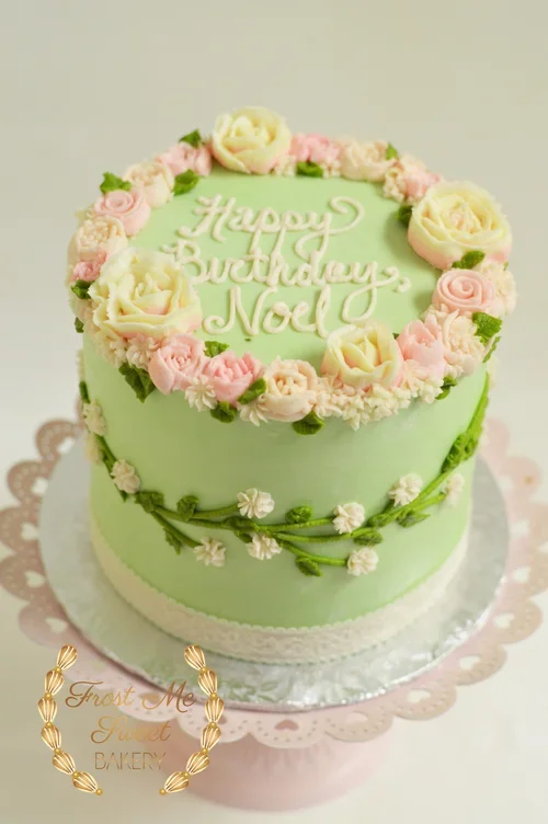 noel+sage+and+pink+flower+cake.webp