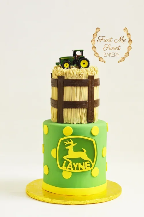 john+deere+tractor+hay+cake.webp