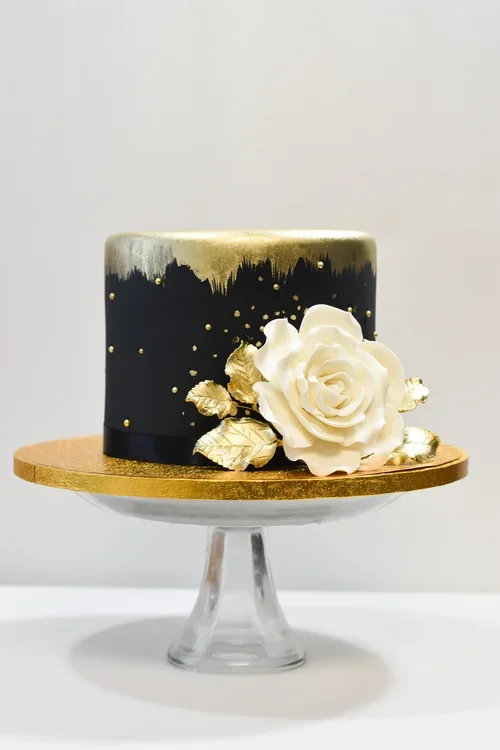 black & gold cake2.webp