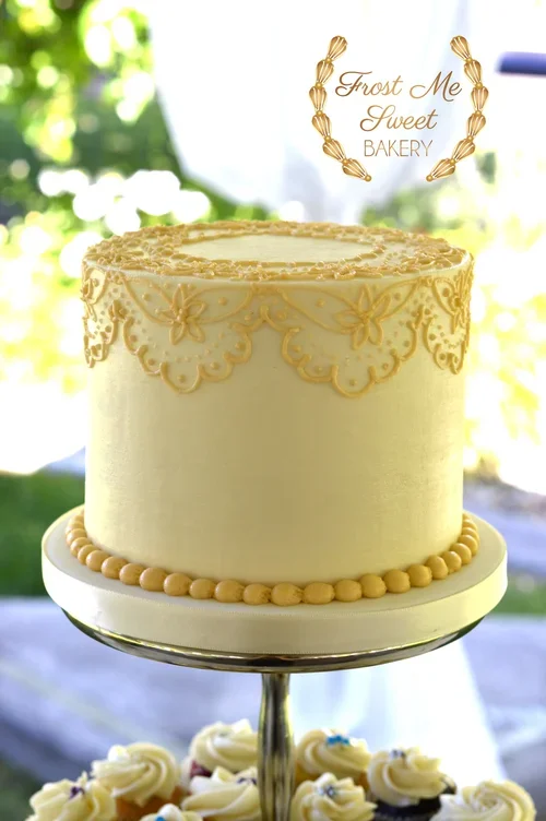 ivory+and+white+buttercream+lace+cutting+cake+wedding.webp