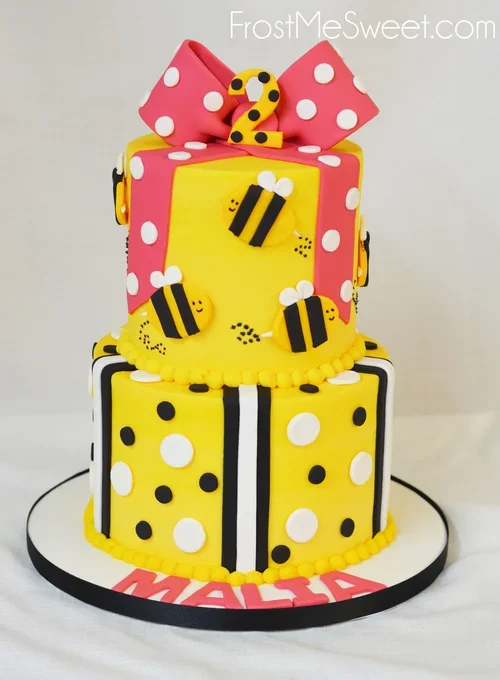 bee cake.webp