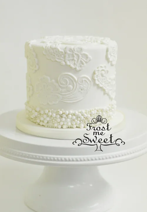 sMALL 1 TIER WEDDING CAKE LACE & PEARLS.webp