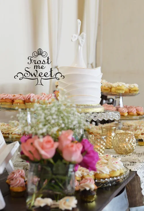 sMALL 1 TIER WEDDING CAKE DONDANT RUFFLE.webp