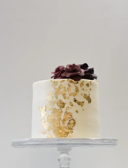 sMALL 1 TIER WEDDING CAKE GOLDLEAF.webp