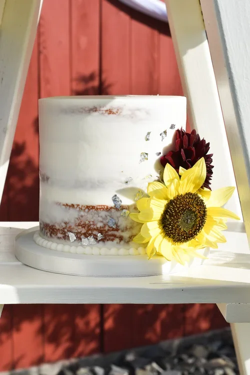 sMALL 1 TIER WEDDING CAKE SILVER LEAF.webp