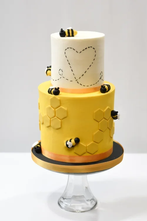 Baby Shower cake bees.webp