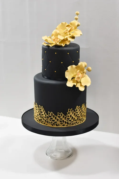 black & gold cake.webp