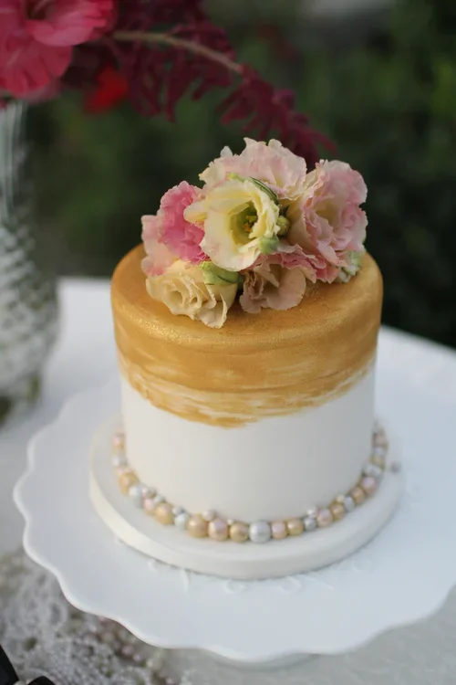 sMALL 1 TIER WEDDING CAKE GOLD& SILVER.webp