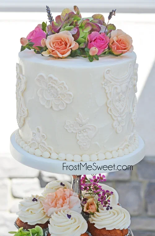 sMALL 1 TIER WEDDING CAKE LACE.webp