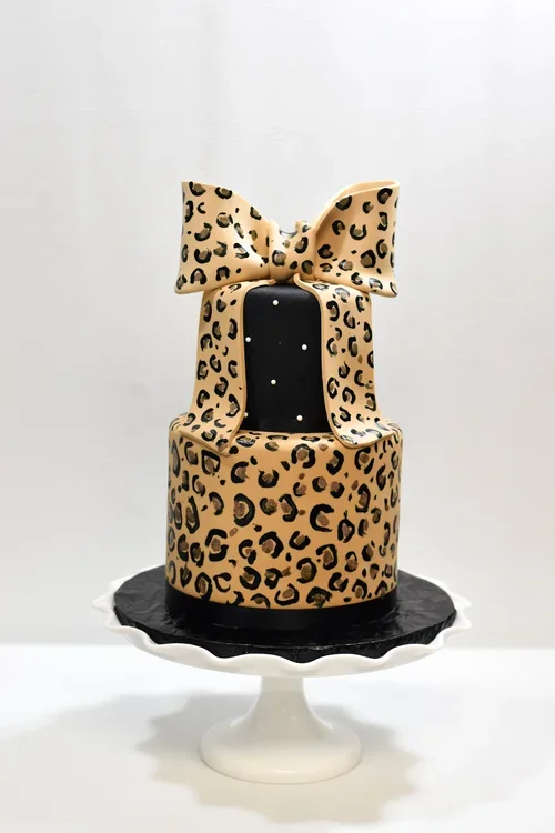 cheetah bow cake.webp