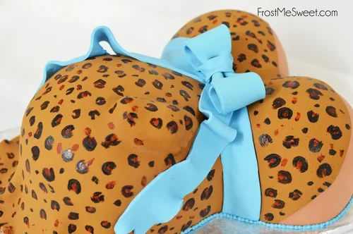 Baby Shower cake mama belly cheetah.webp
