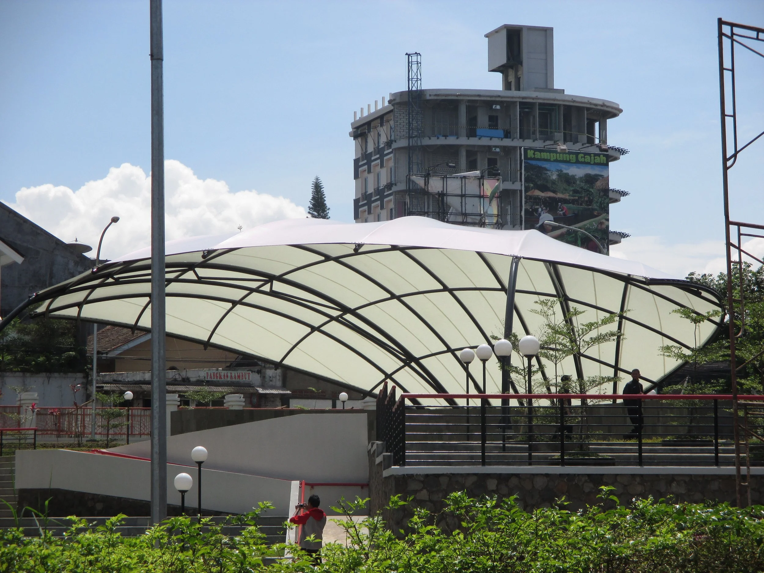 Sekolah & Universitas