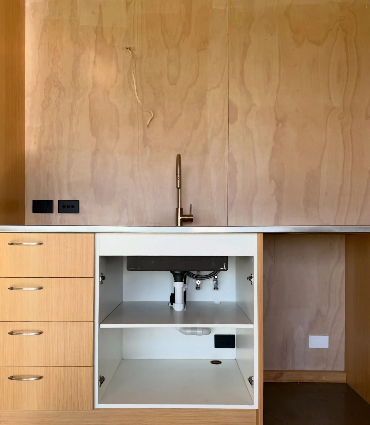 Simplistic kitchen design matched with minimalist plumbing