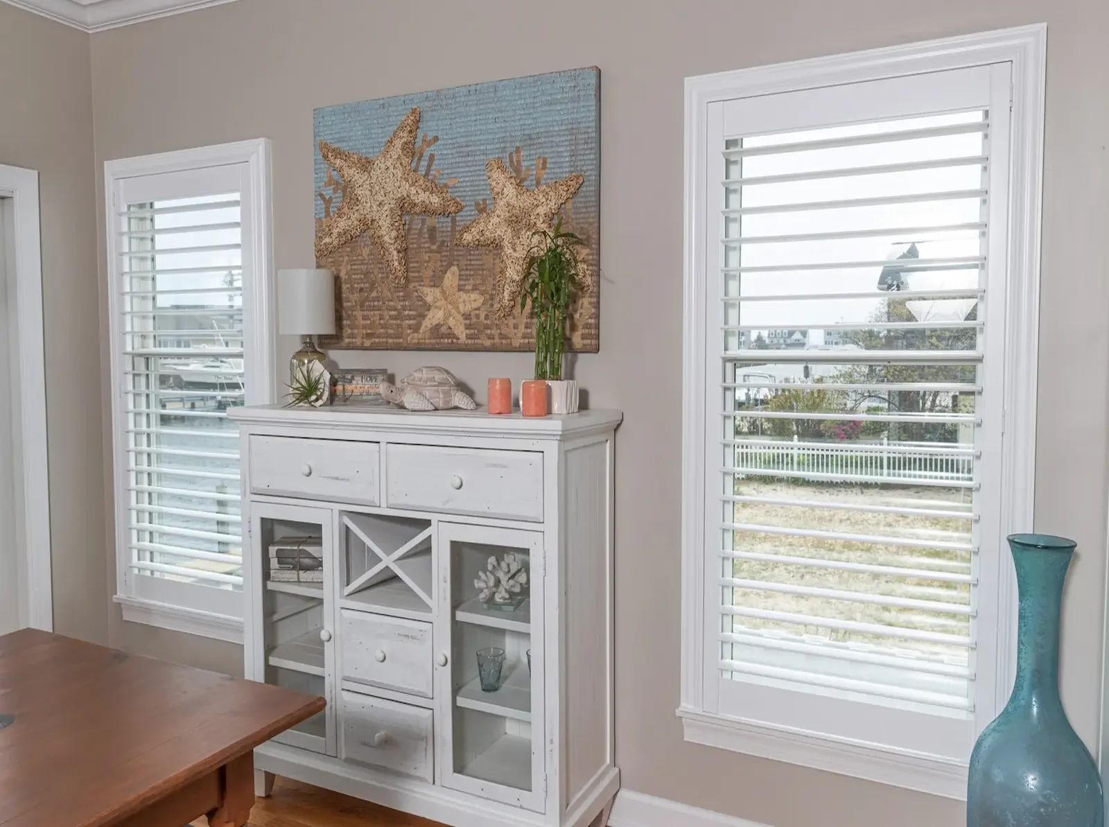 Outside mount shutter with a built-in deco frame and invisible tilt