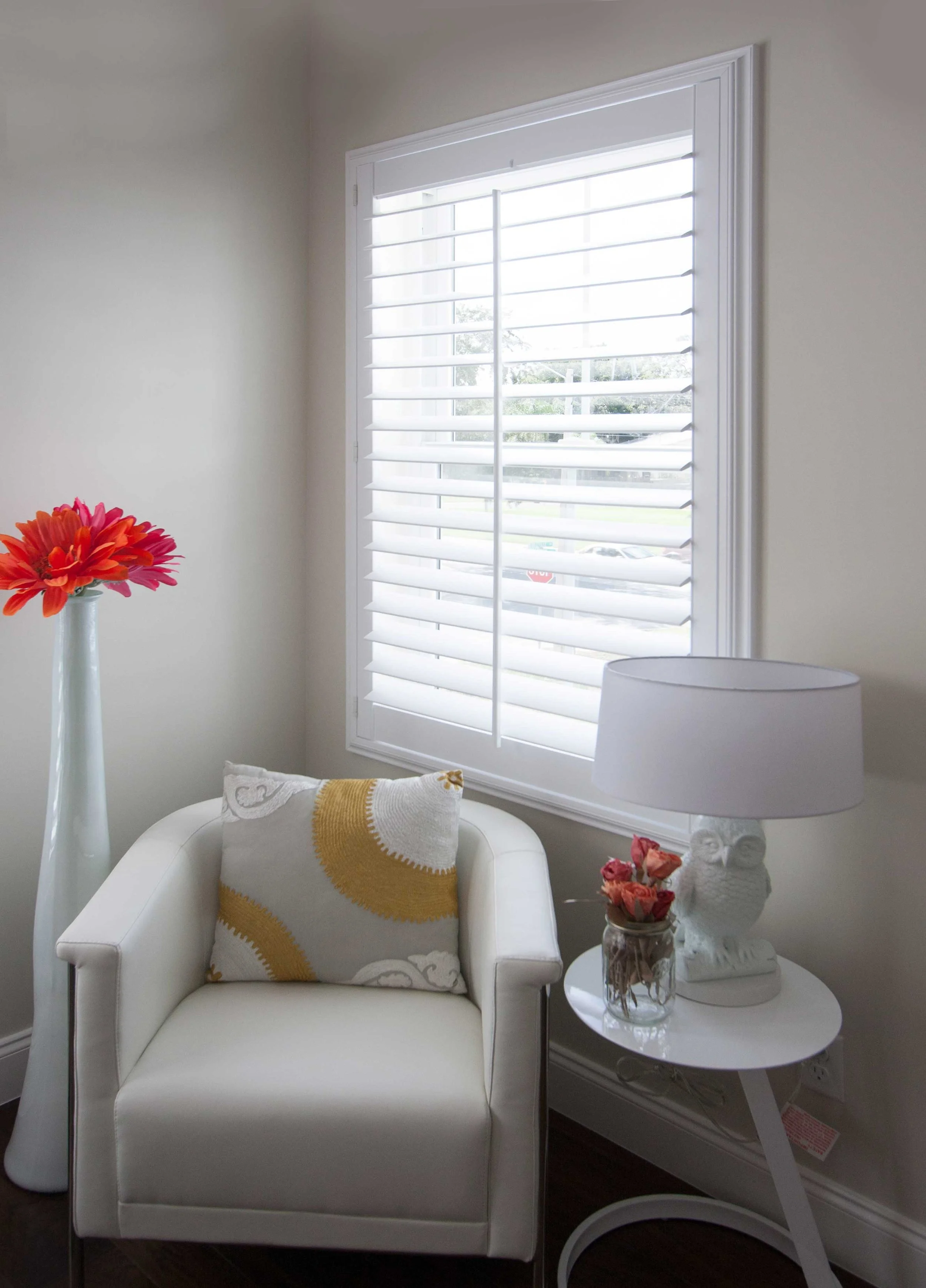 Outside mound plantation shutter with a deco frame around all four sides