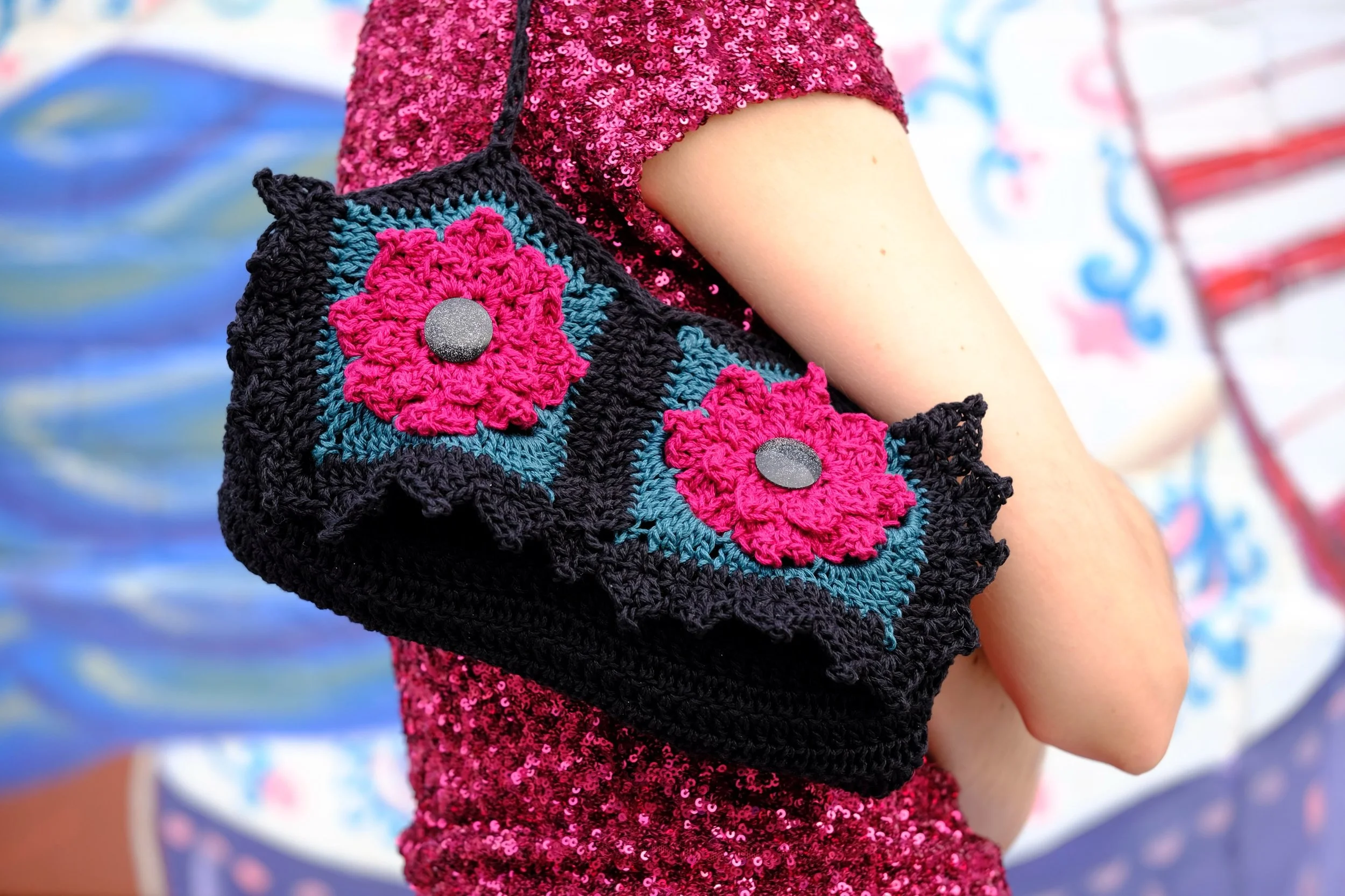 Today in our book preview, the Butterfly Garden clutch and handbag. Inspired by the butterfly gardens of Windsor Terrace, which make it easier for butterflies to move between Prospect Park and Greenwood Cemetery. This set is made using @lionbrandyarn