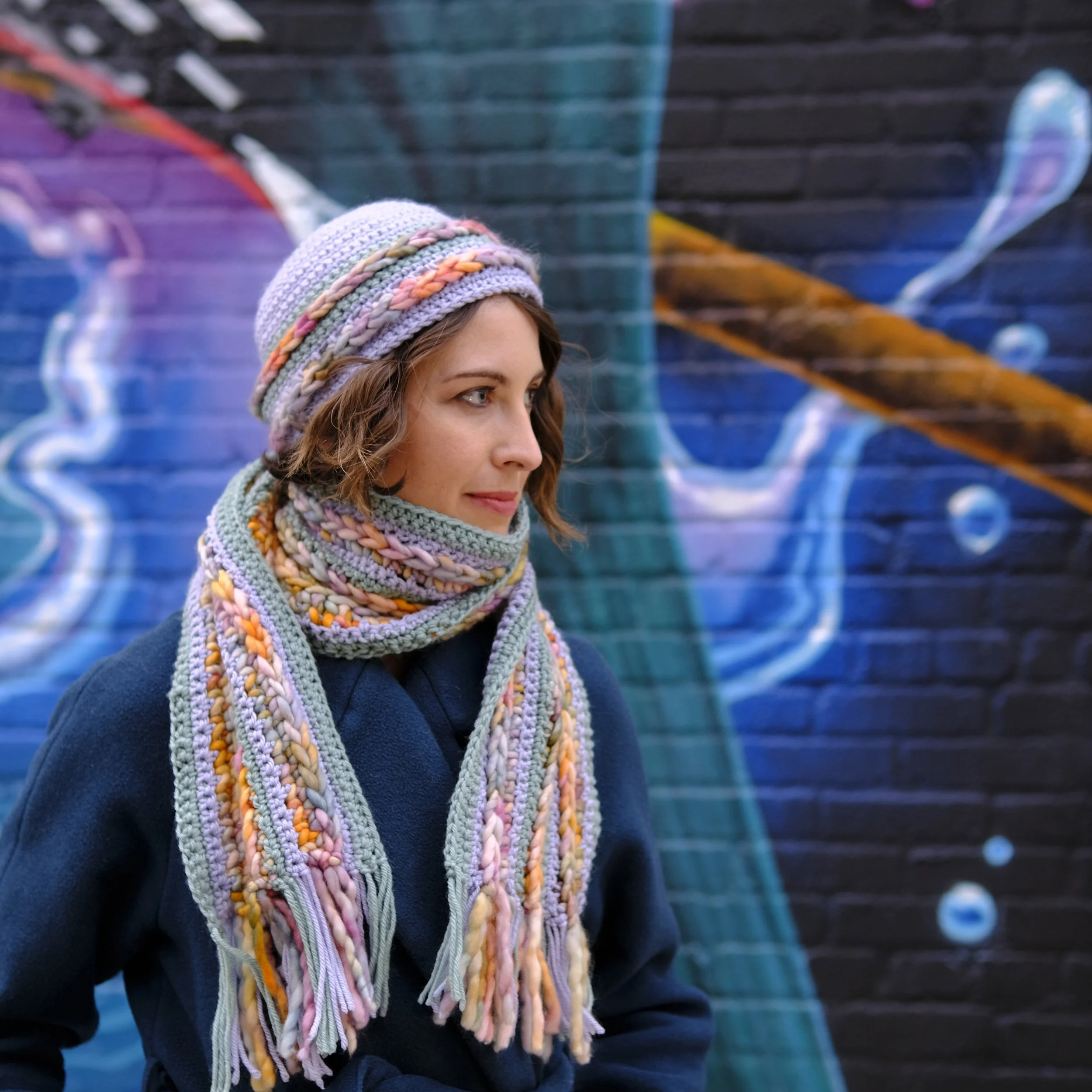 Next up in our preview, the Promenade hat and scarf! Inspired by the Brooklyn Heights Promenade, combining the bright colors of flowers with the serene shade of the water and the Manhattan skyline. Shown in @malabrigoyarn Rasta and @cascadeyarns 220