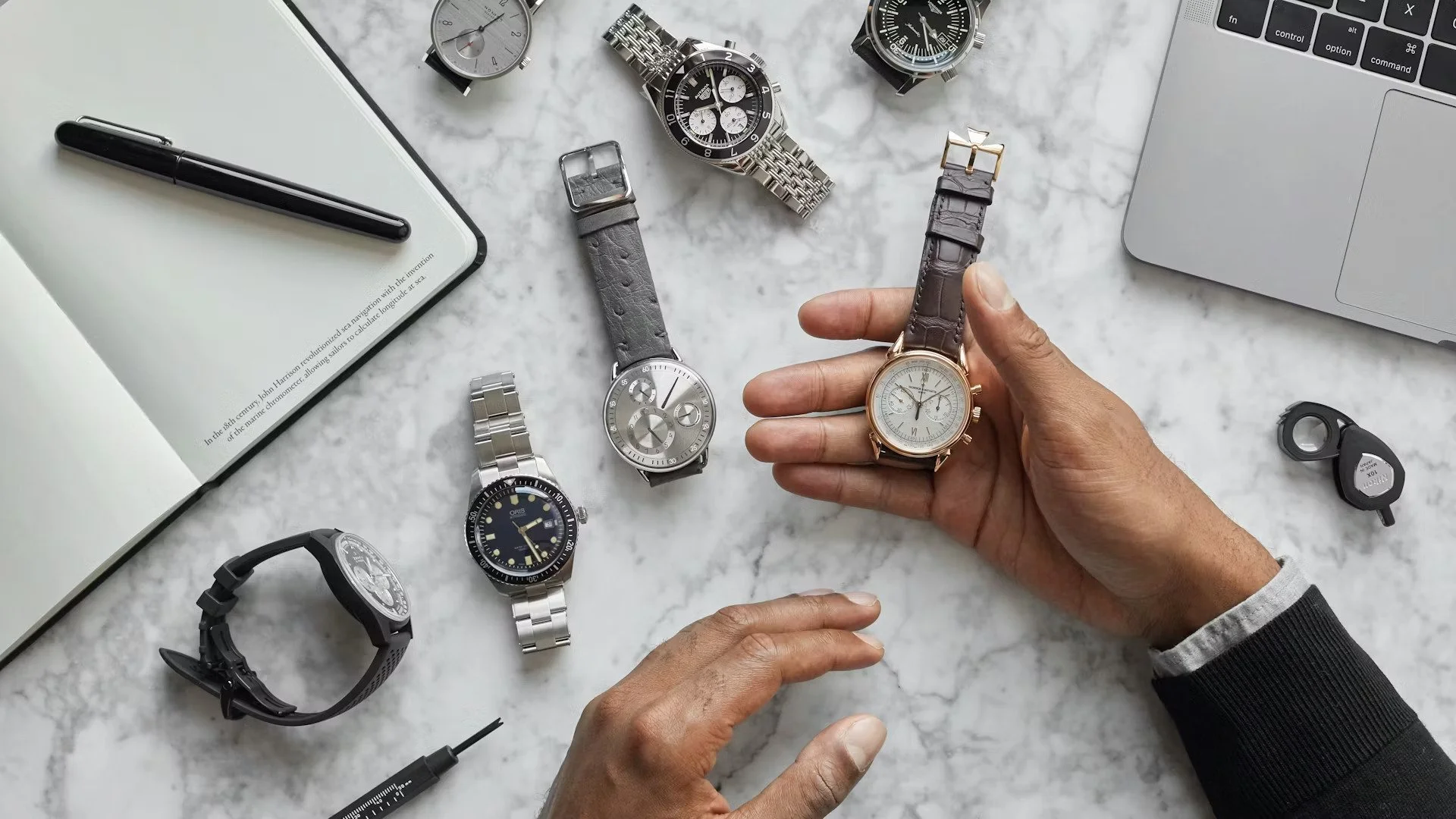 bureau avec des montres et un carnet