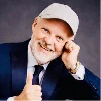 Image d'un homme barbu à casquette