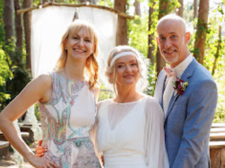 die Traurednerin Ulrike ist mit "ihrem" Hochzeitspaar Ines & Andreas abgebildet