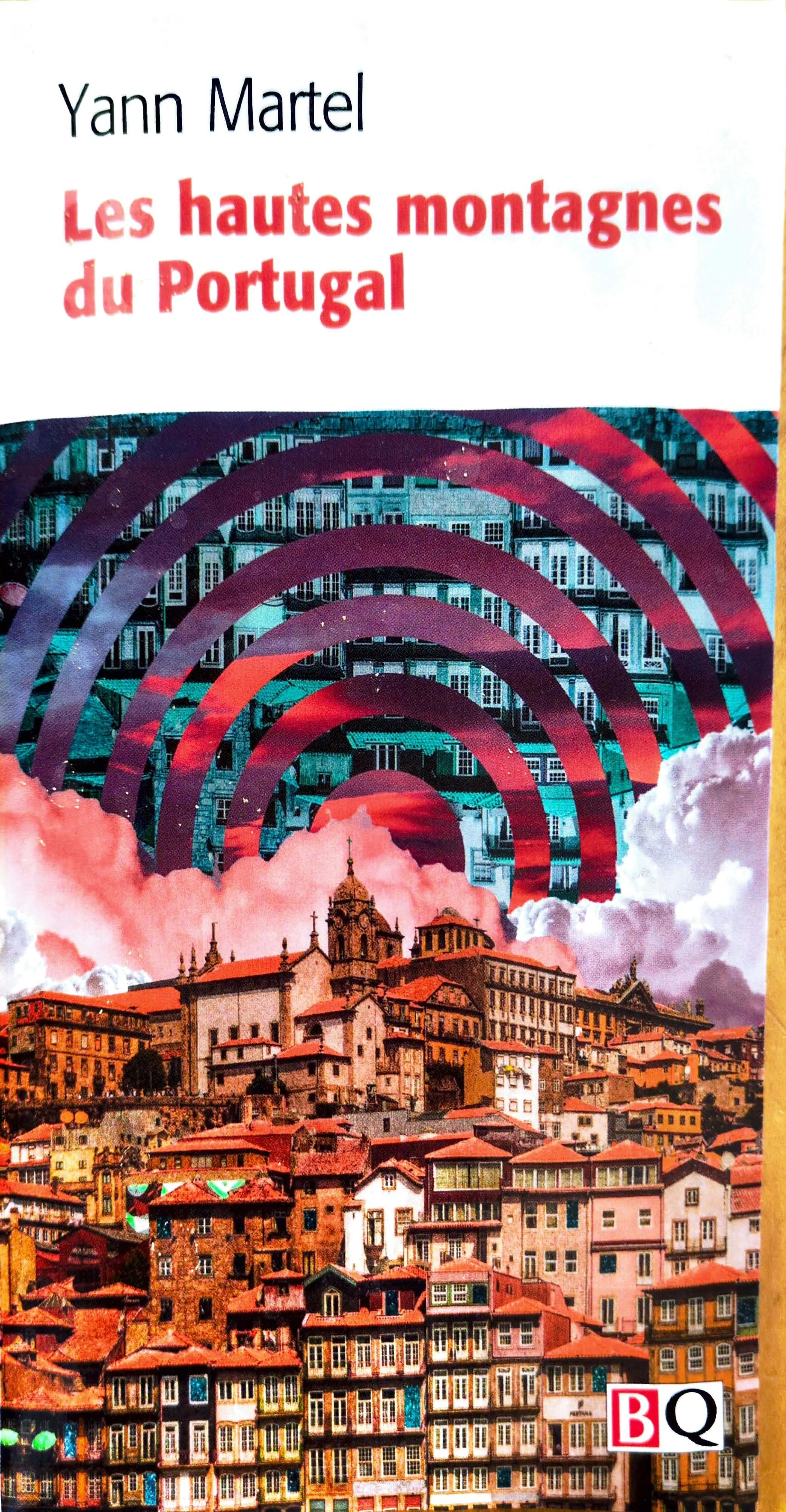 Cover of The High Mountains of Portugal by Yann Martel, a novel exploring grief and faith, featuring buildings in Portugal, French edition