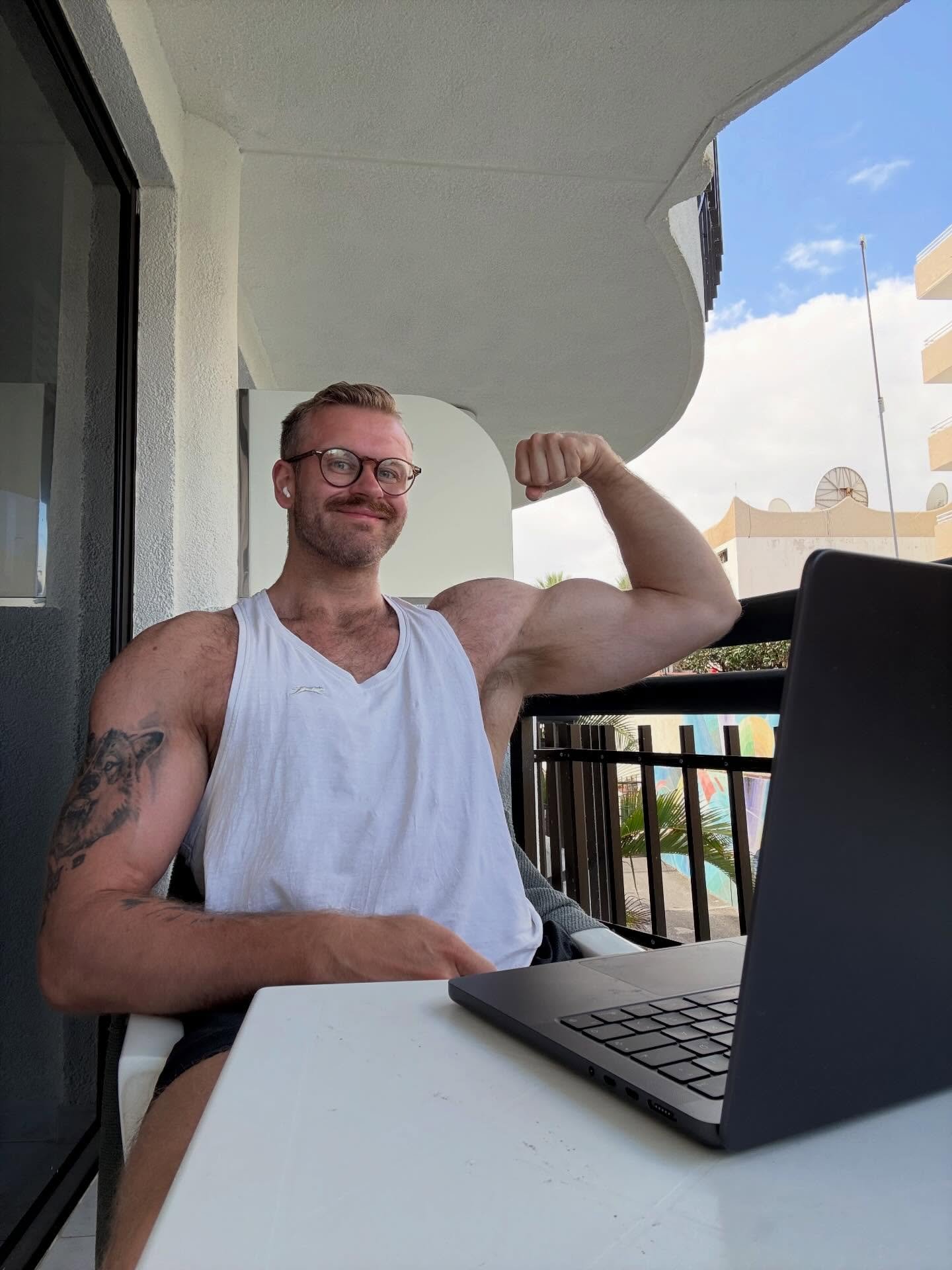 Tenerife fr&iacute; pt 2 🏖️
21 dagar.
S&oacute;l og 21 gr&aacute;&eth;u hiti ☀️
Brimbretti 🏄&zwj;♂️
Siam Park 🐲
Parasailing og Paragliding 🪂 
Fjallg&ouml;ngur ⛰️
B&iacute;laleigub&iacute;ll a&eth; sj&aacute; eyjuna 🚗
Strandlengjuhlaup 🏃&zwj;♂️
