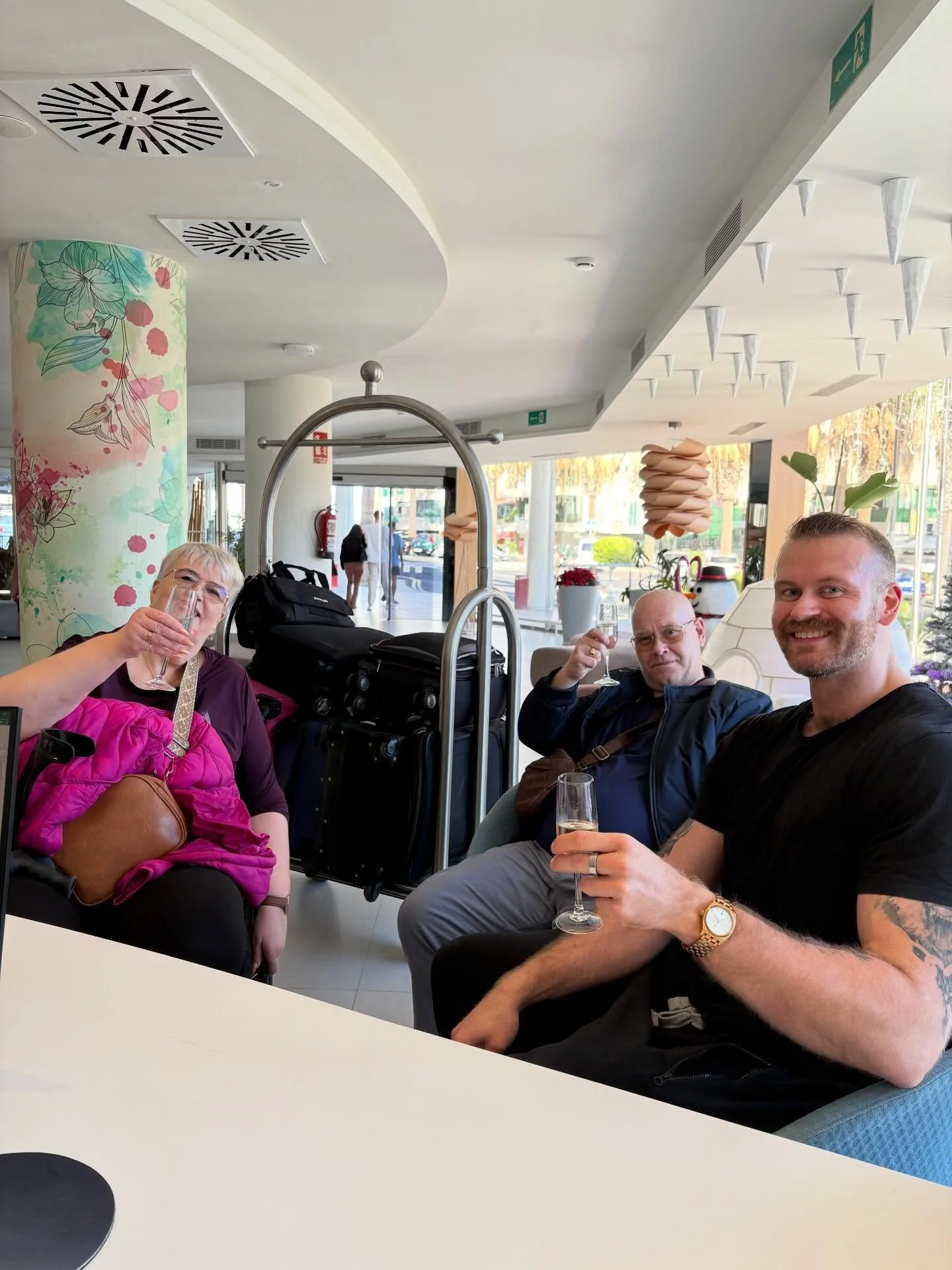 Tenerife fr&iacute; pt 1 🏖️
21 dagar.
S&oacute;l og 21 gr&aacute;&eth;u hiti ☀️
Brimbretti 🏄&zwj;♂️
Siam Park 🐲
Parasailing og Paragliding 🪂 
Fjallg&ouml;ngur ⛰️
B&iacute;laleigub&iacute;ll a&eth; sj&aacute; eyjuna 🚗
Strandlengjuhlaup 🏃&zwj;♂️
