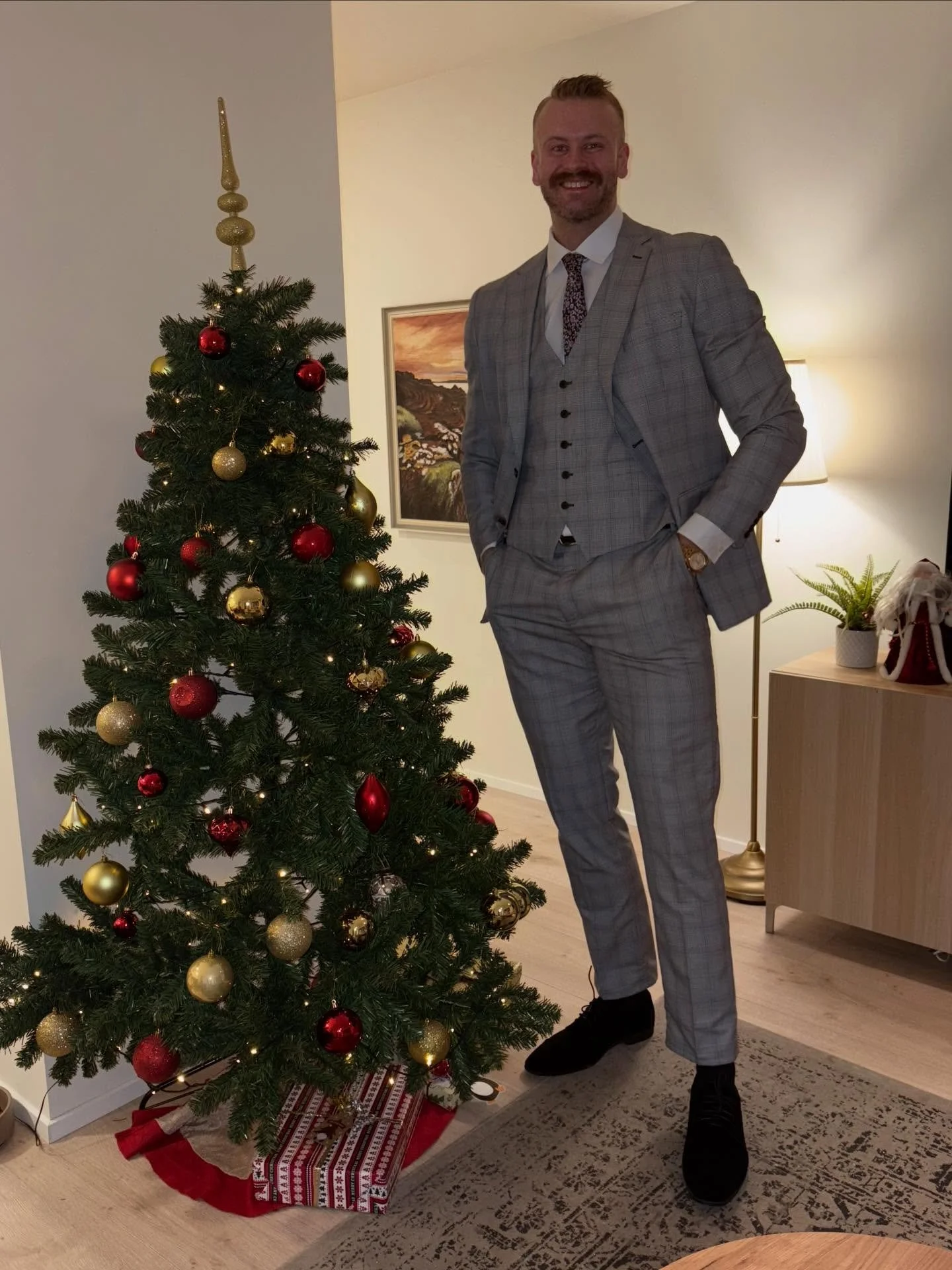 J&oacute;la og h&aacute;t&iacute;&eth;ardressi&eth; 🎄@stout_verslun a&eth; sj&aacute; um a&eth; &eacute;g l&yacute;ti almennilega &uacute;t yfir h&aacute;t&iacute;&eth;arnar &iacute; Grey Anello jakkaf&ouml;tunum og Vangelo r&uacute;sskins-l&iacute;