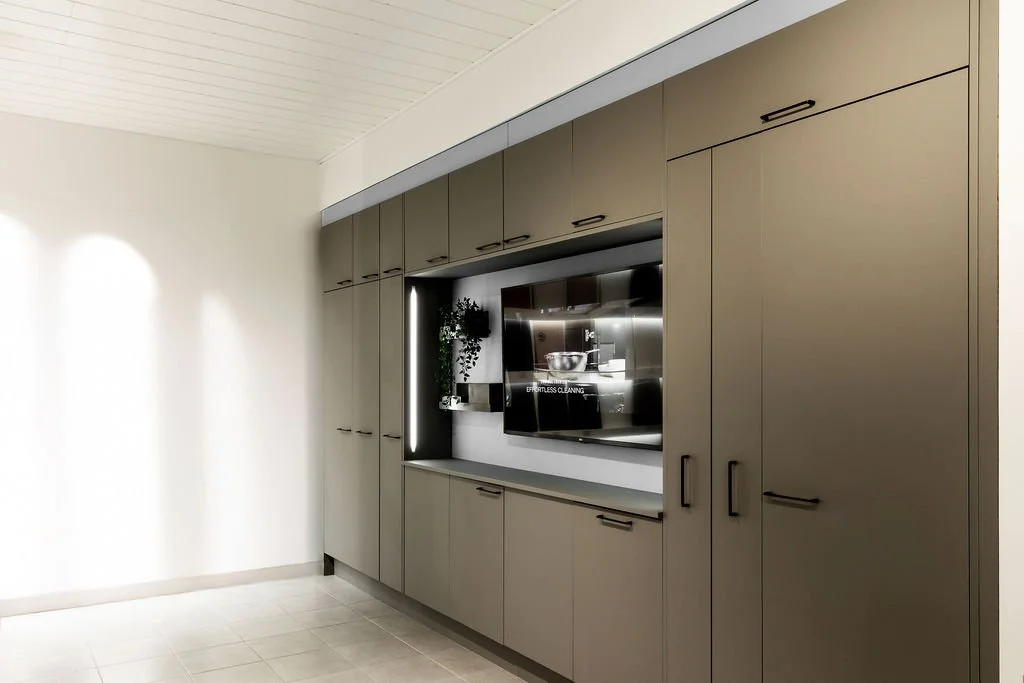 Kuvassa moderni keittiökaappi ja sisäinen televisio.