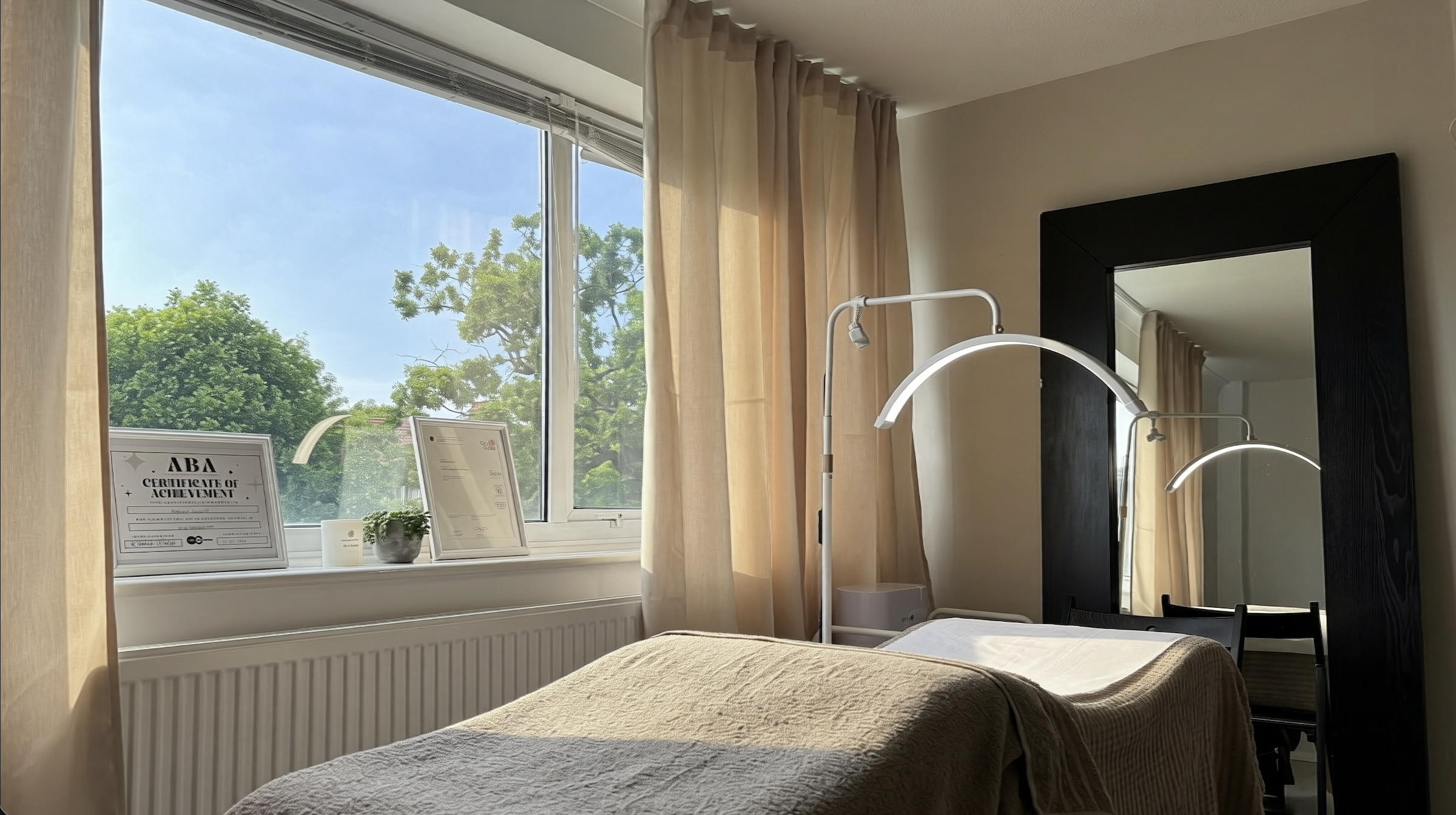 Private beauty treatment room at Sakoura Aesthetics in South London, designed for brow, lash and waxing appointments in a calm and relaxing setting.