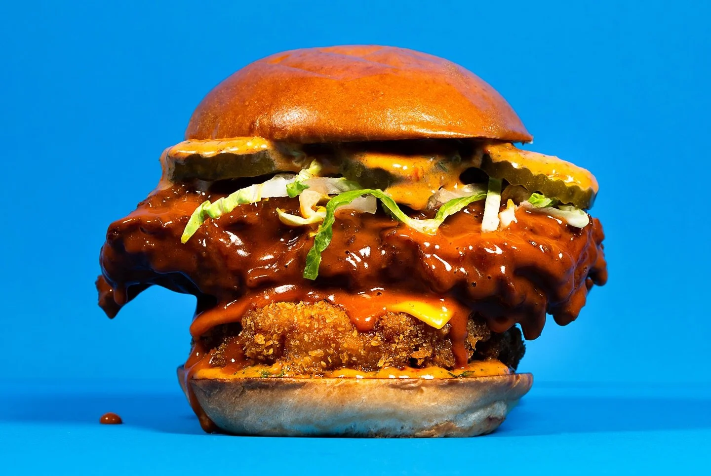 Buffalo Mac &amp; Chicken Burger🤤

Now available on @deliveroo

Available at the hatch too! Open 4pm - 10pm!

📸 - @essod_food