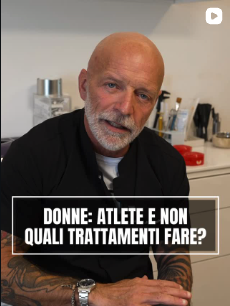 Medico estetico a Milano durante una consulenza personalizzata