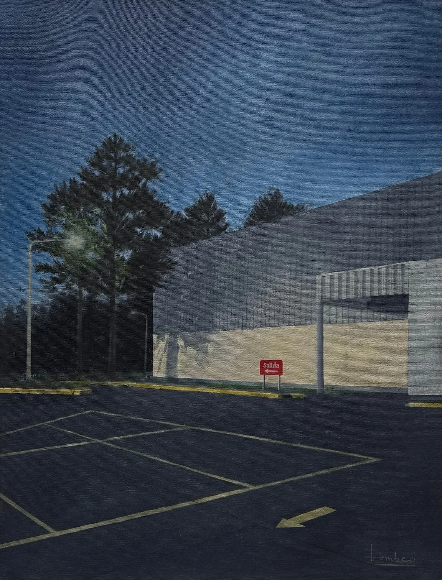 Oil painting of an empty dark parking lot at night with a large grey building. A small red "Salida" sign and a streetlamp illuminate the trees in the background.