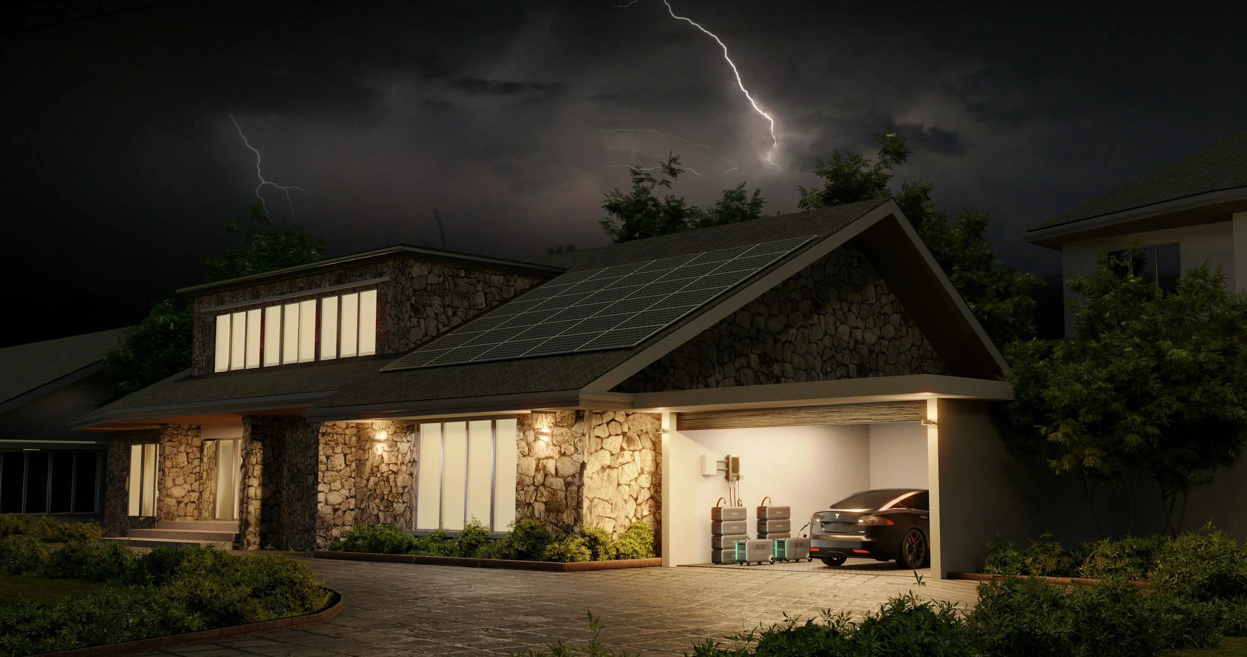 Casa moderna con pannelli solari sul tetto, illuminata di notte, con un'auto parcheggiata nel garage e uno scenario di temporale con fulmini nel cielo