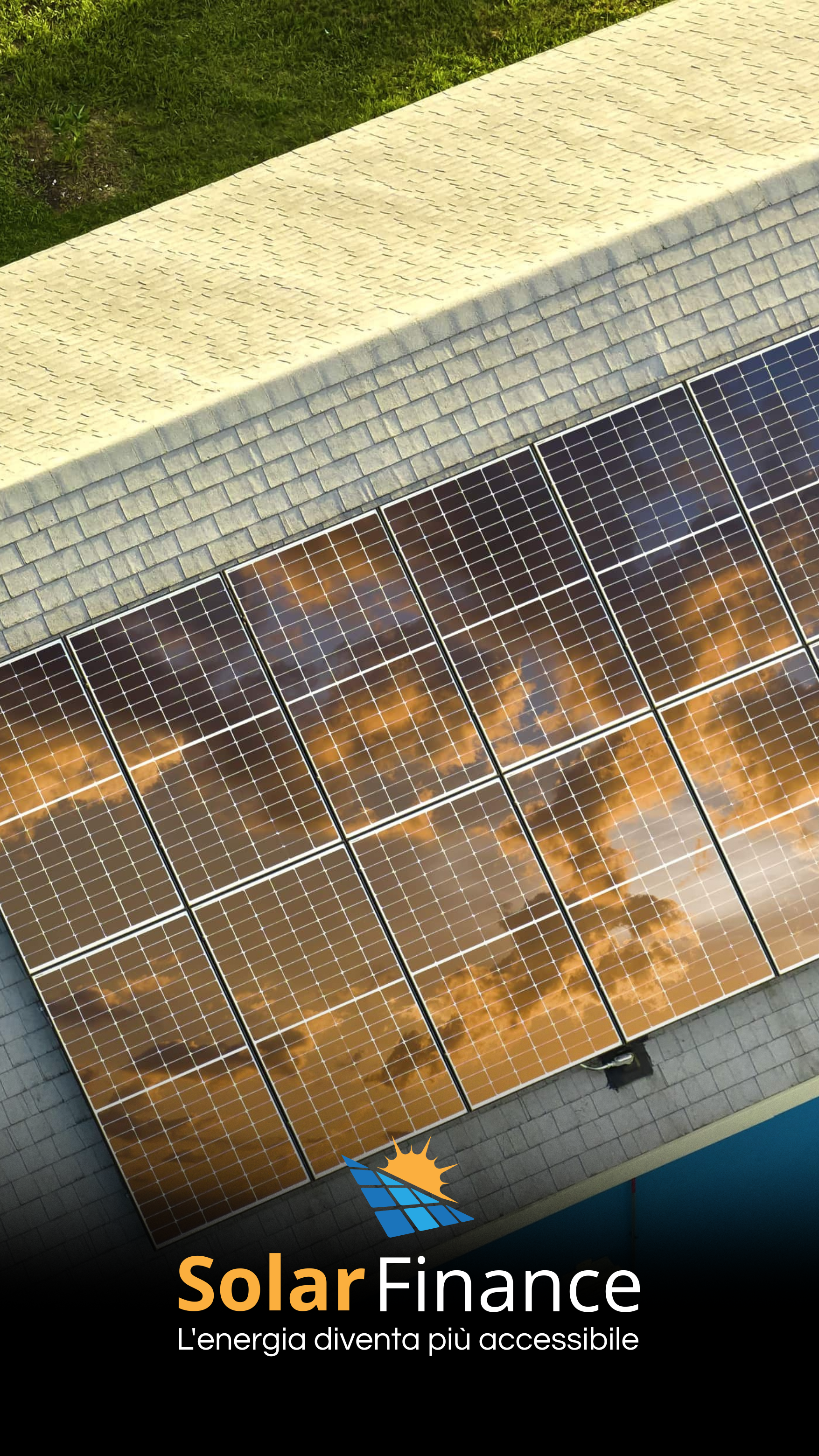 Pannelli solari con riflessi di nuvole e cielo al tramonto, sopra un tetto di un edificio, con logo di Solar Finance e testo in italiano che dice 'L'energia diventa più accessibile'.