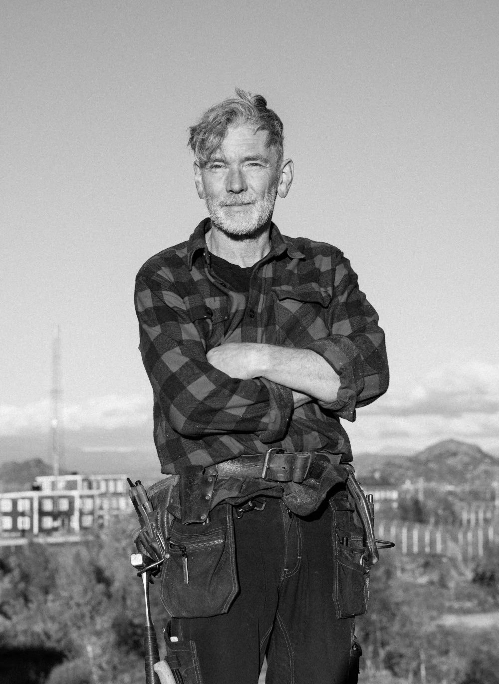 Markus, daglig lederen, på en utendørs plass med bygninger i bakgrunnen.