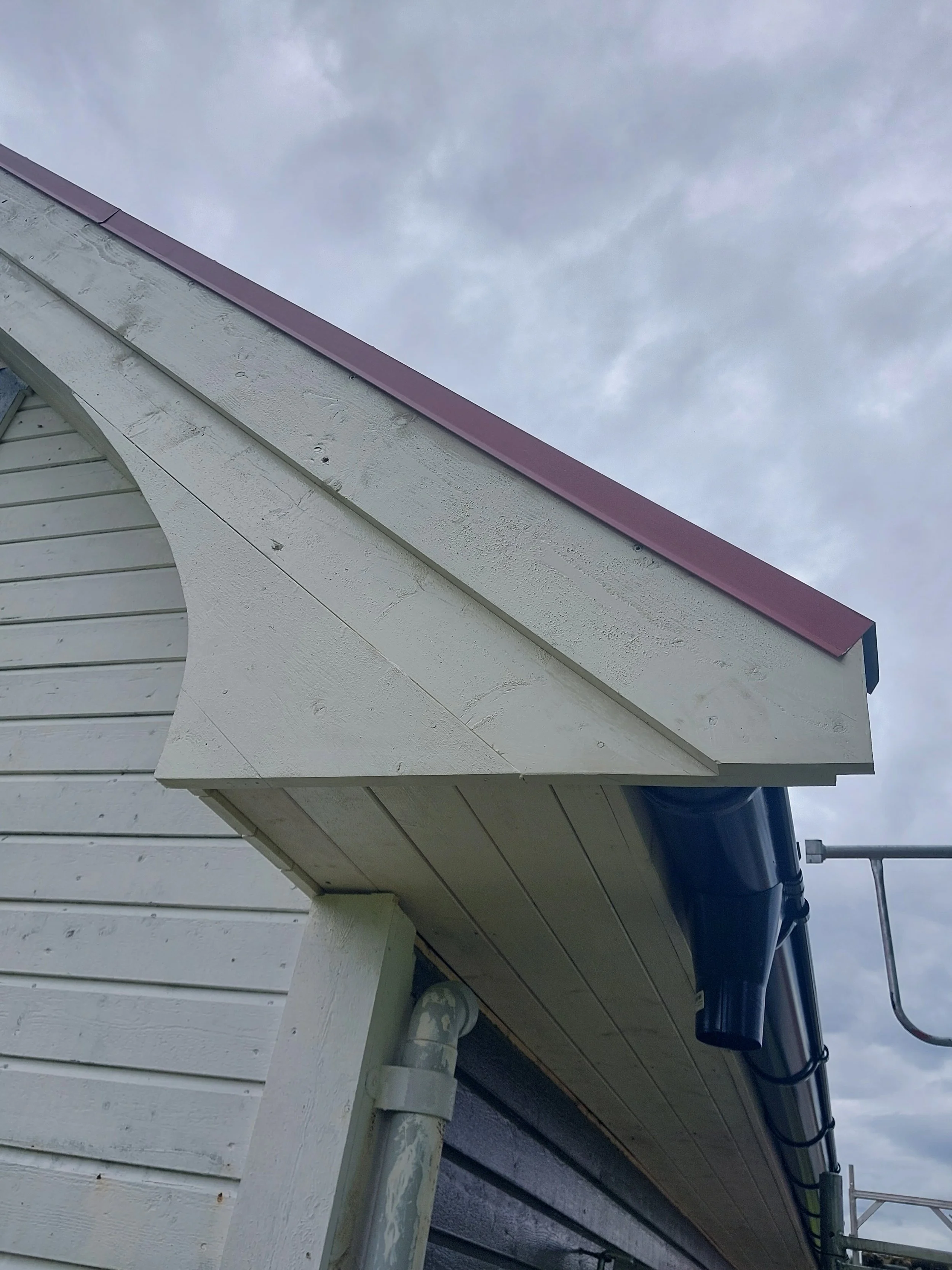 Taket til en bygning med fokus på detaljer.