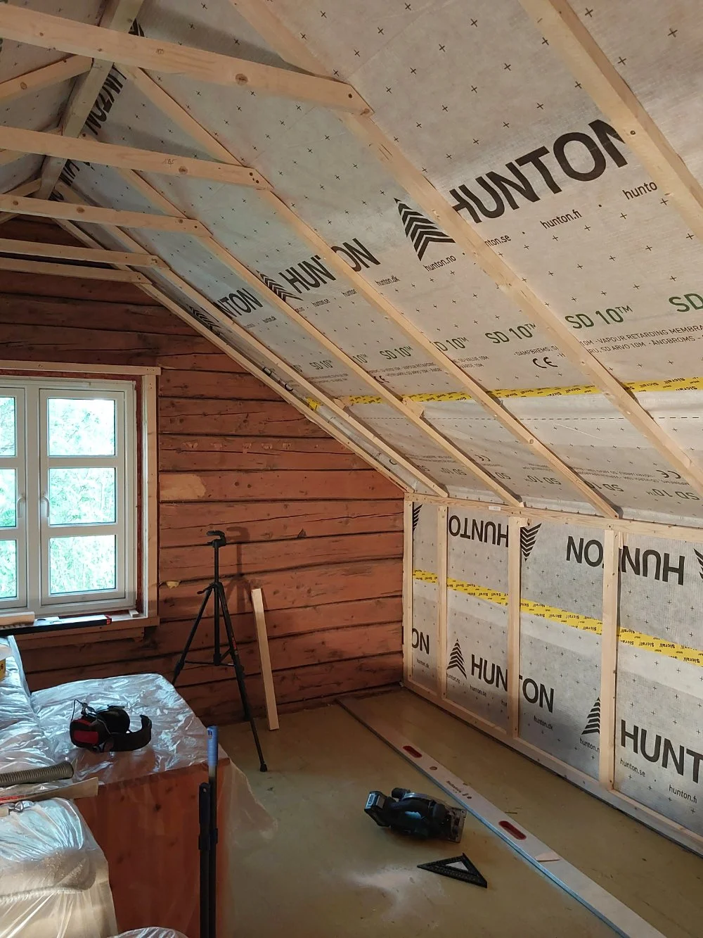 Innendørs byggeområde med bærekraftig isolasjonsmateriale. Vegger og tak er delvis kledd med isolasjon fra Huntton.