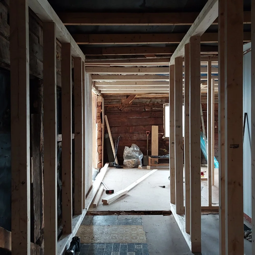 Innendørs bygging med trerammer og konstruksjonsmaterialer.