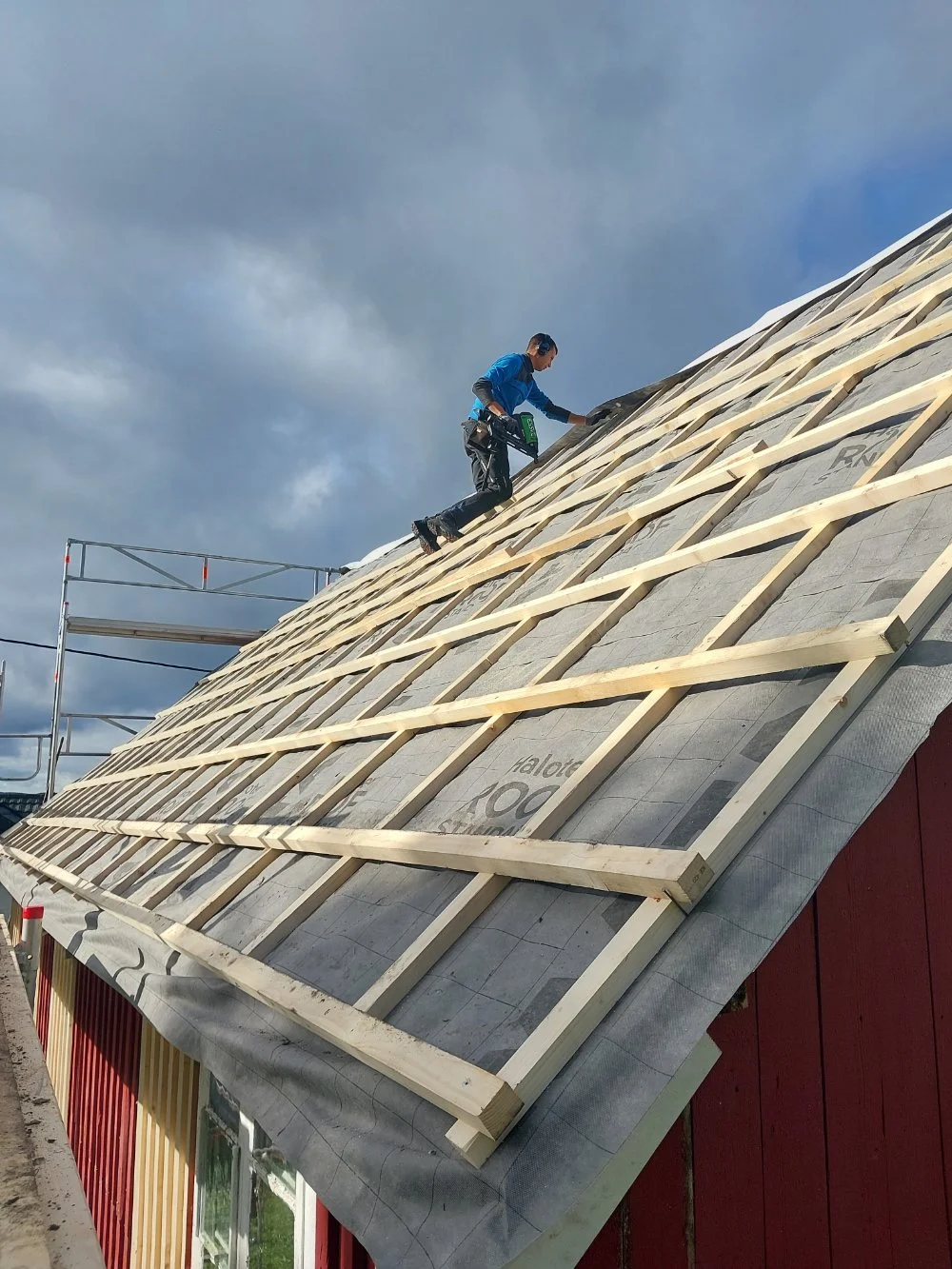 Johnny, som jobber på taket av et hus.