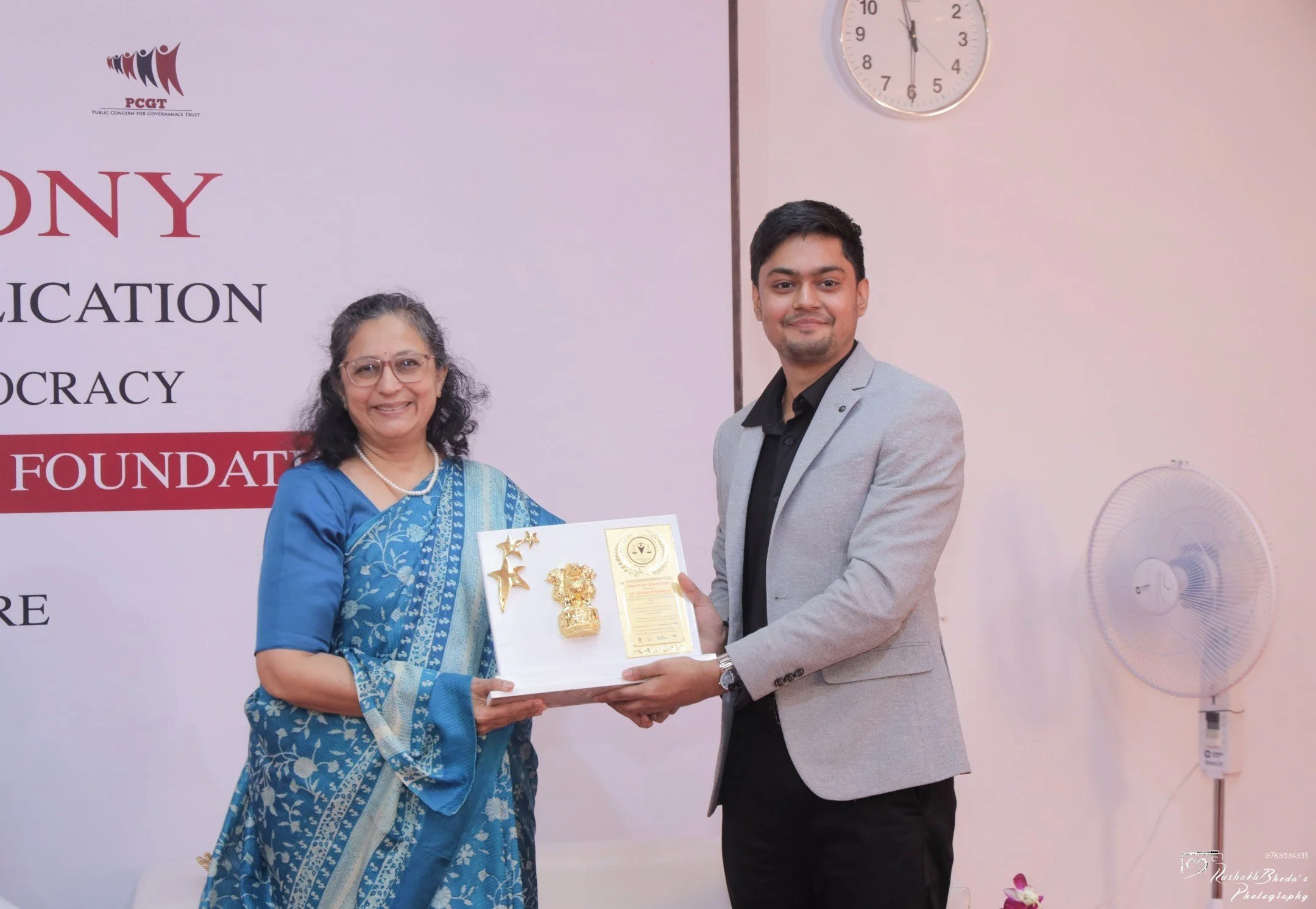 Mst. Satya Agarwal, Youth President, Nidaan, Respectfully honoring Adv. Purnima Kantharia, Government Pleader, Original Side, Bombay High Court