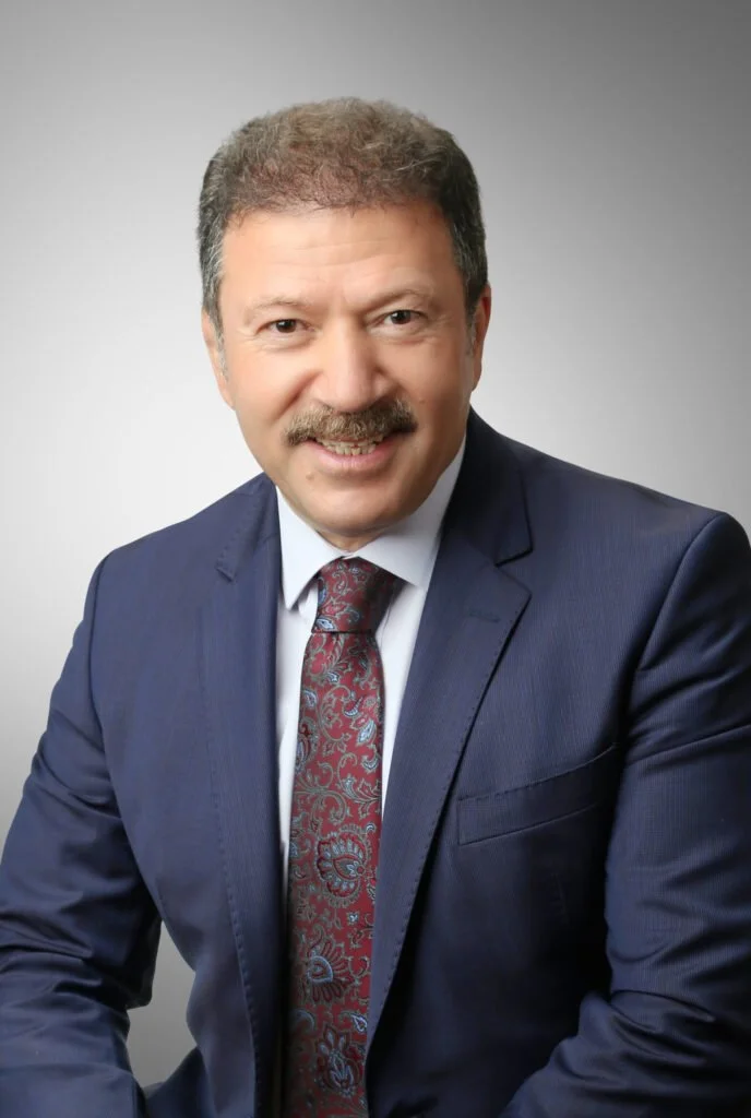 Erkek, mavi takımlı, kravatlı, gülümseyen portre