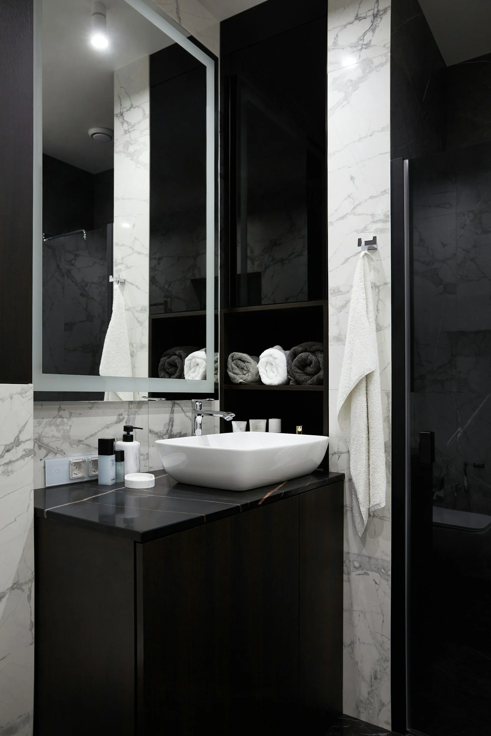 Classic bathroom with black and marble decor