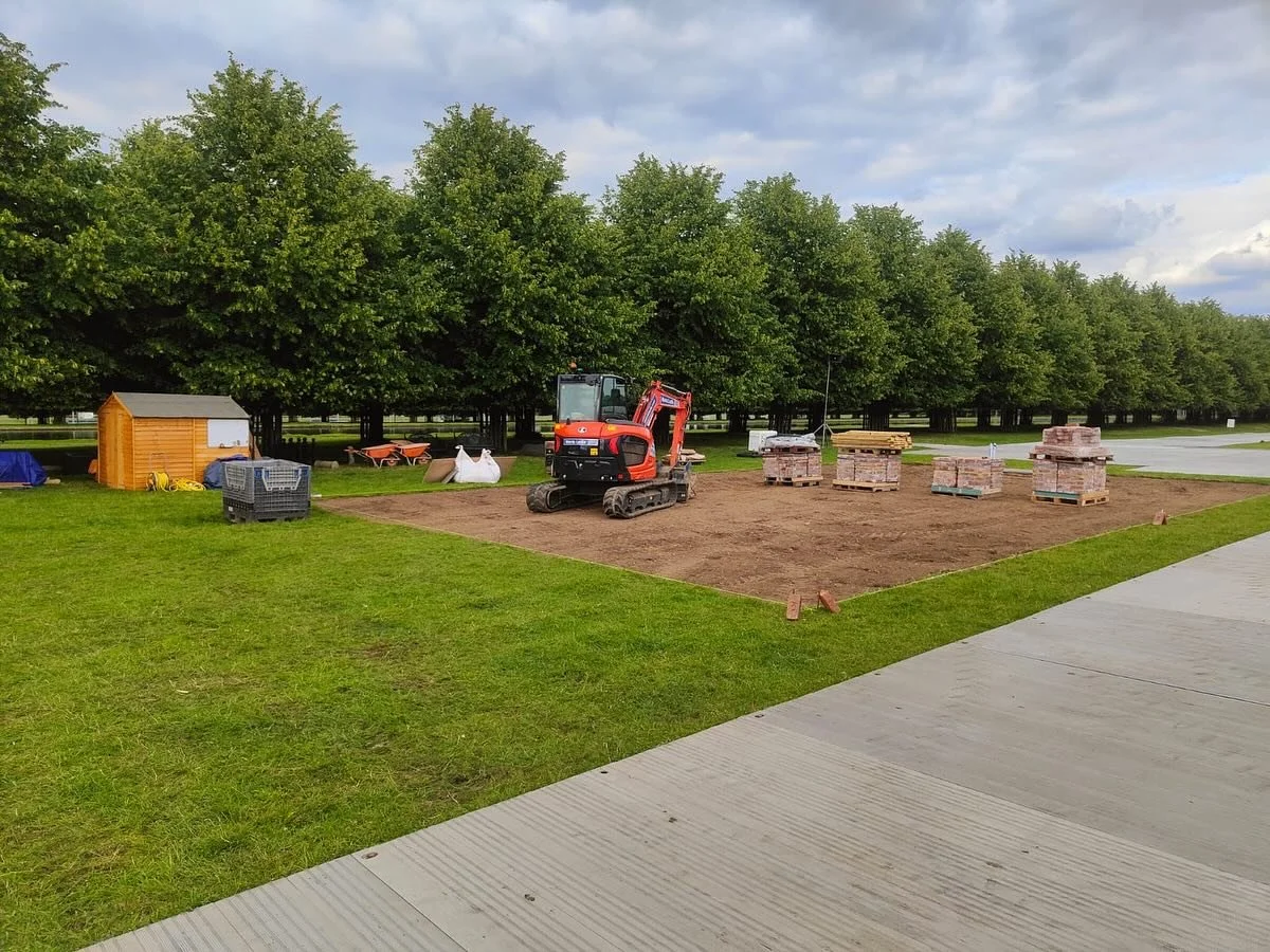 RHS Hampton Court. 2 weeks in, 1 week to go. Very grateful to be working on this beautiful project in this stunning setting ☀️stay tuned for the finnished look ⛲️