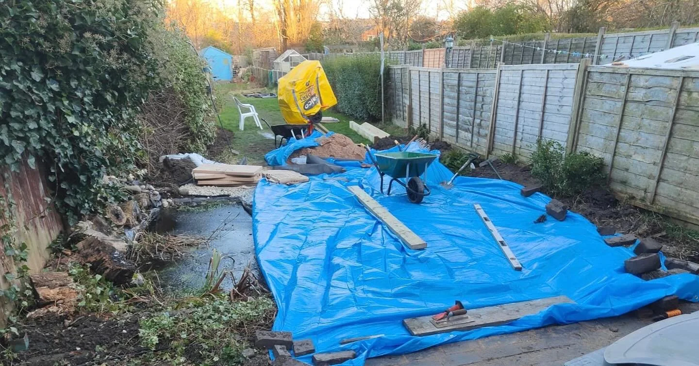 Slow progress because of the weather ❄️ but getting there. The right climate when laying paving is massively important for the best finish and lifespan of your patio, which is a top priority for me #paving #porcelain