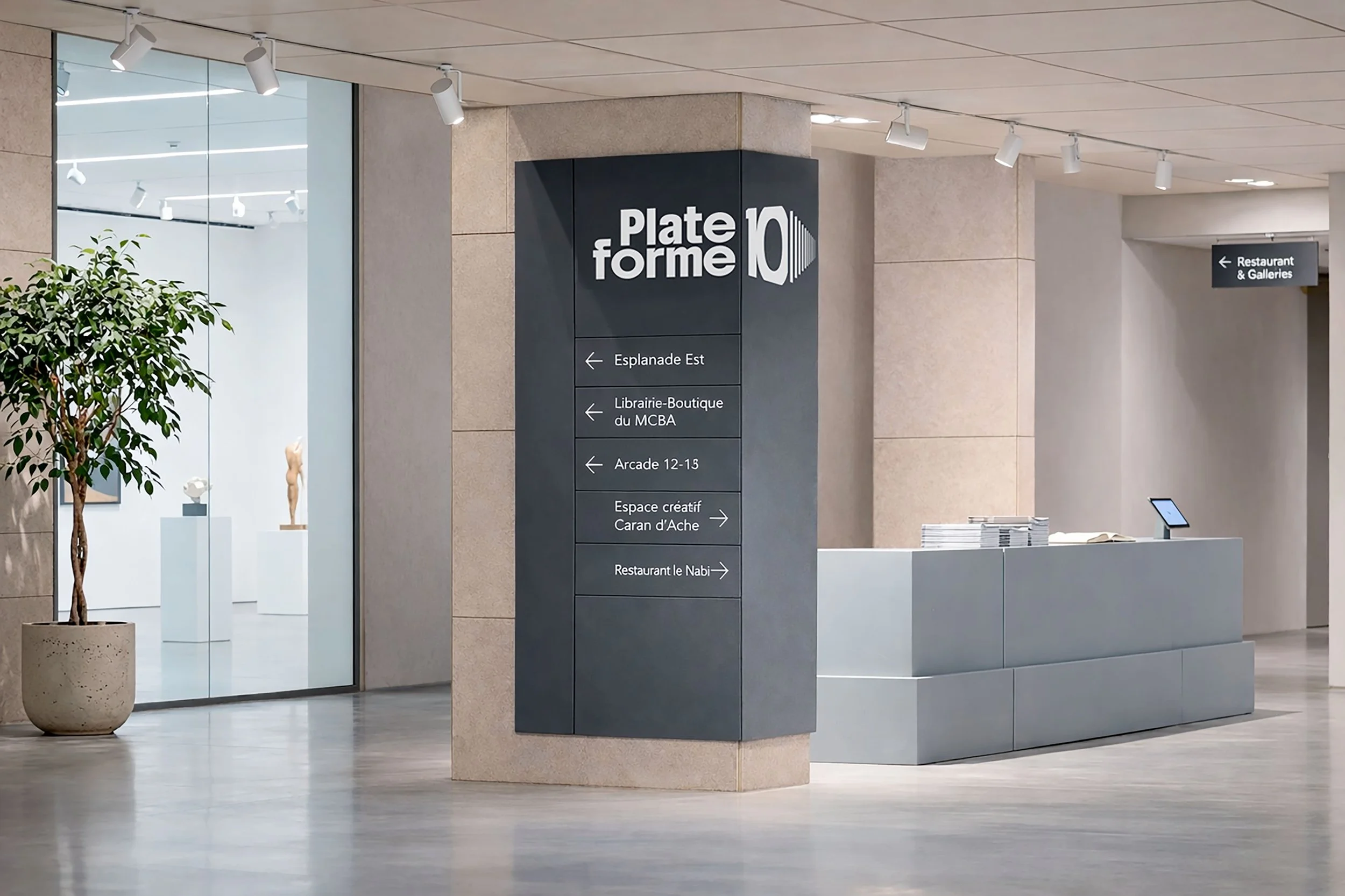 Signalétique directionnelle intérieure de Plateforme 10, Lausanne. Panneau de wayfinding moderne indiquant le MCBA, l'Espace Caran d'Ache et le restaurant Le Nabi. Design par Bower Studio.
