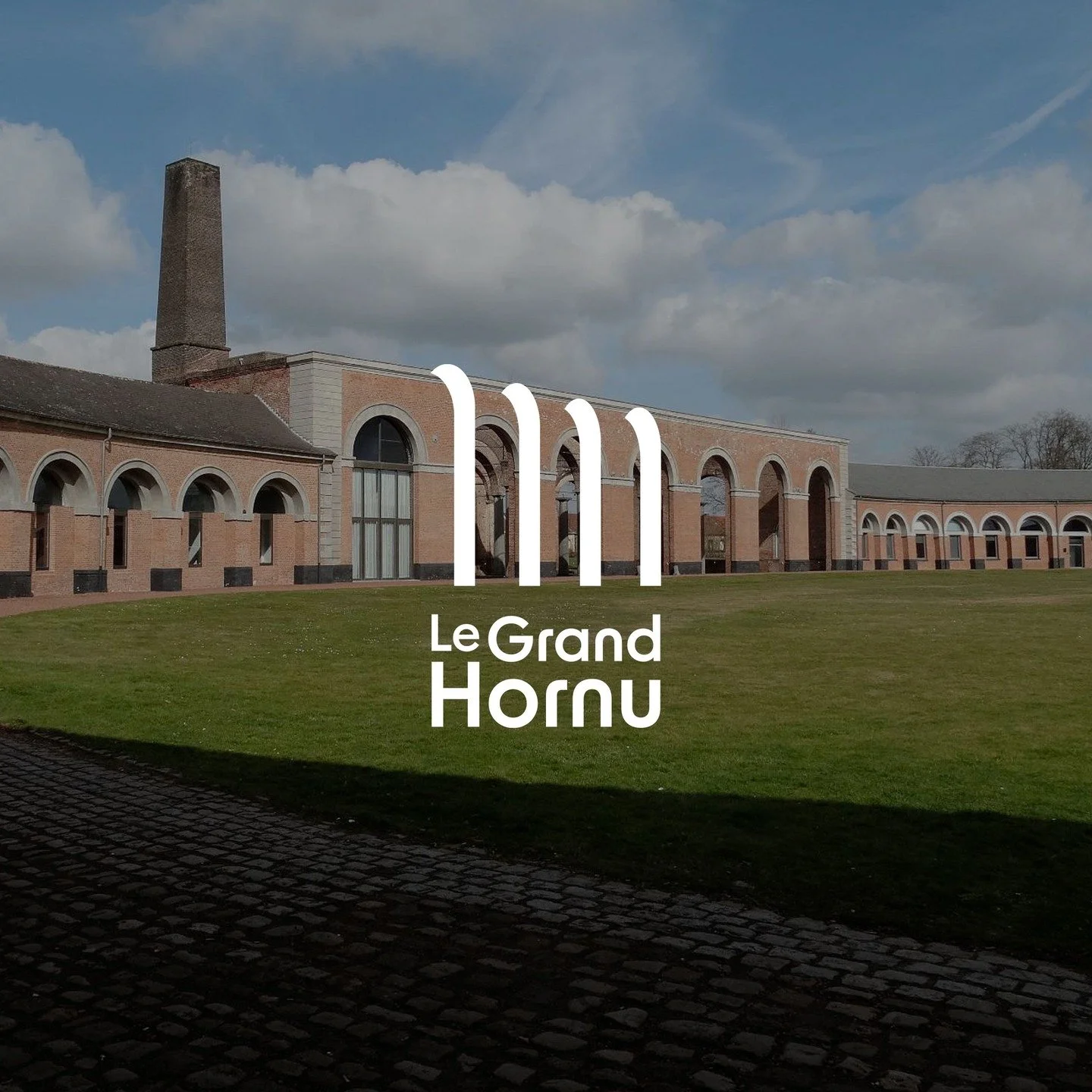 🔍 La pr&eacute;cision du d&eacute;tail au service du prestige institutionnel. D&eacute;couvrez notre projet de branding patrimonial pour le site du Grand-Hornu en Belgique. L&rsquo;enjeu ? Concevoir une identit&eacute; visuelle qui honore l&rsquo;ar