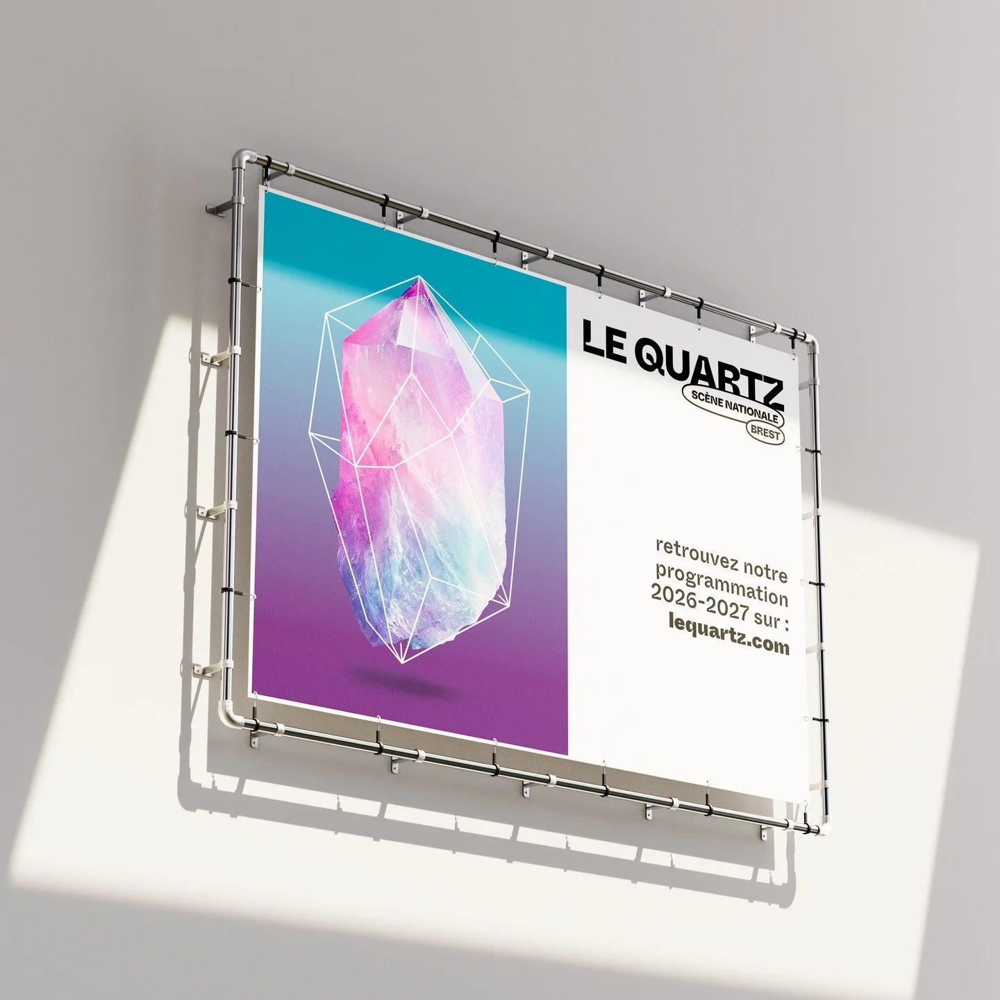🌈 L&rsquo;identit&eacute; du Quartz : entre structure brute et reflets iris&eacute;s. D&eacute;couvrez notre travail de branding culturel pour Le Quartz &ndash; Sc&egrave;ne Nationale de Brest. Pour la saison 2026-2027, nous avons imagin&eacute; une
