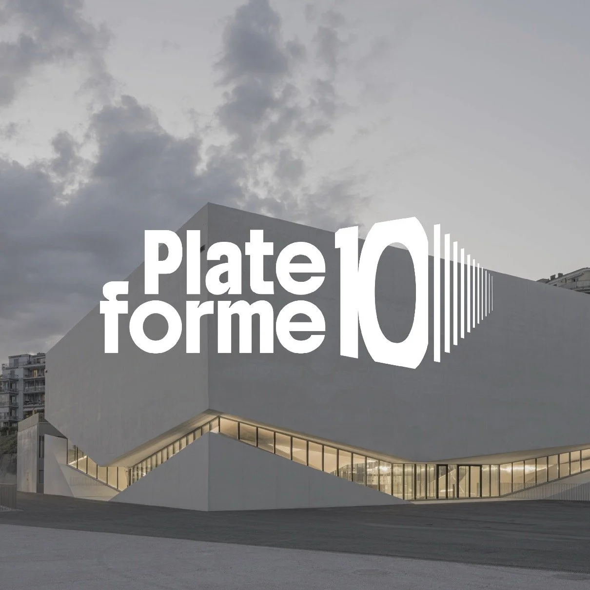 Le "Swiss Design" dans toute sa splendeur. 🇨🇭
La clart&eacute; comme signature. Un projet de branding qui sublime l'espace et la culture &agrave; travers une grille typographique rigoureuse et une esth&eacute;tique &eacute;pur&eacute;e.

