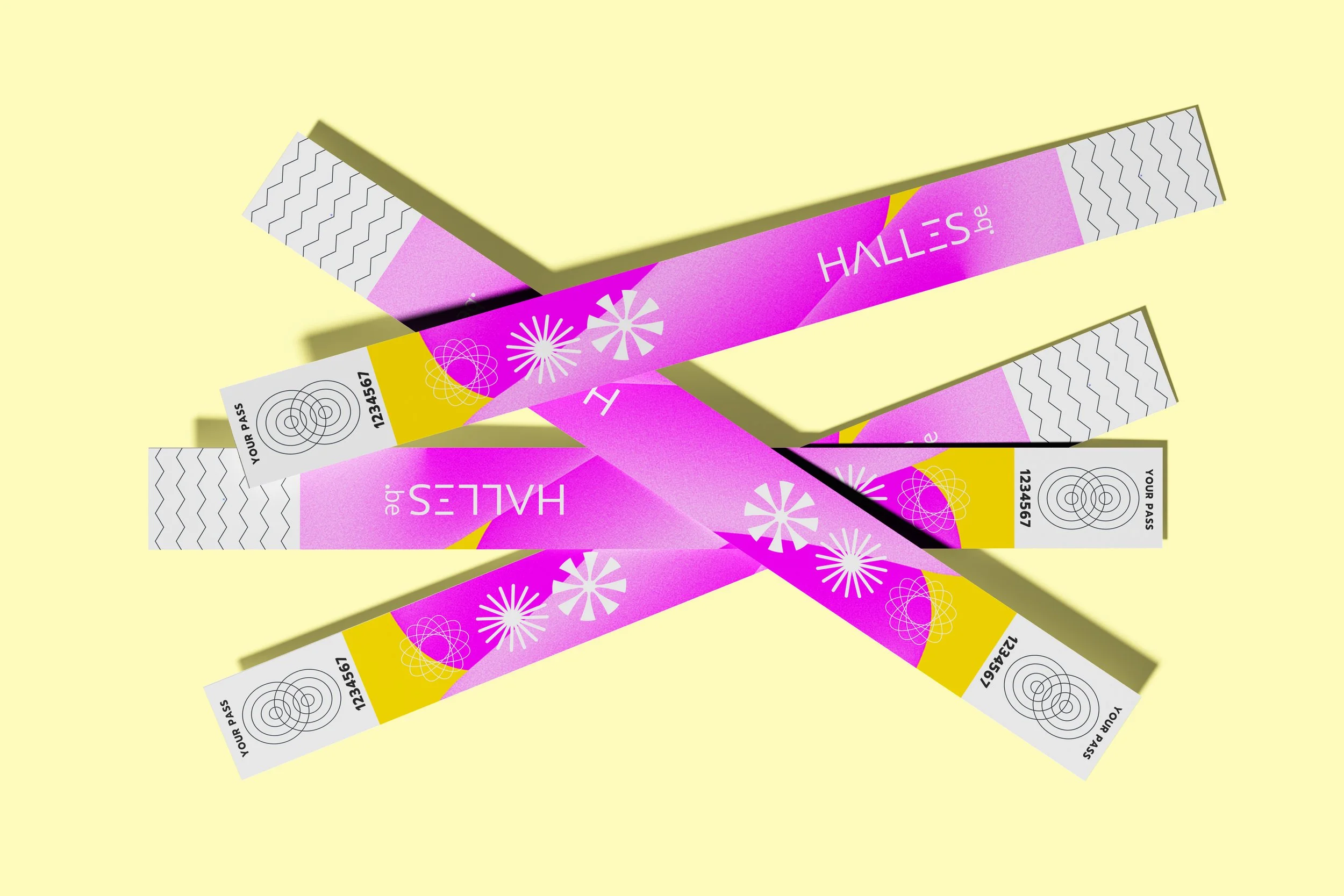 « Design de billetterie événementielle par Bower Studio : bracelets graphiques roses et jaunes. Supports de communication print avec motifs géométriques pour le secteur du tourisme et de la culture.